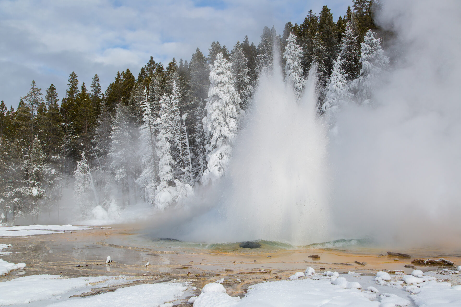 solitary-geyser-in-the-upper-geyser-basin-nps-neal-herbert-yellowstone-forever